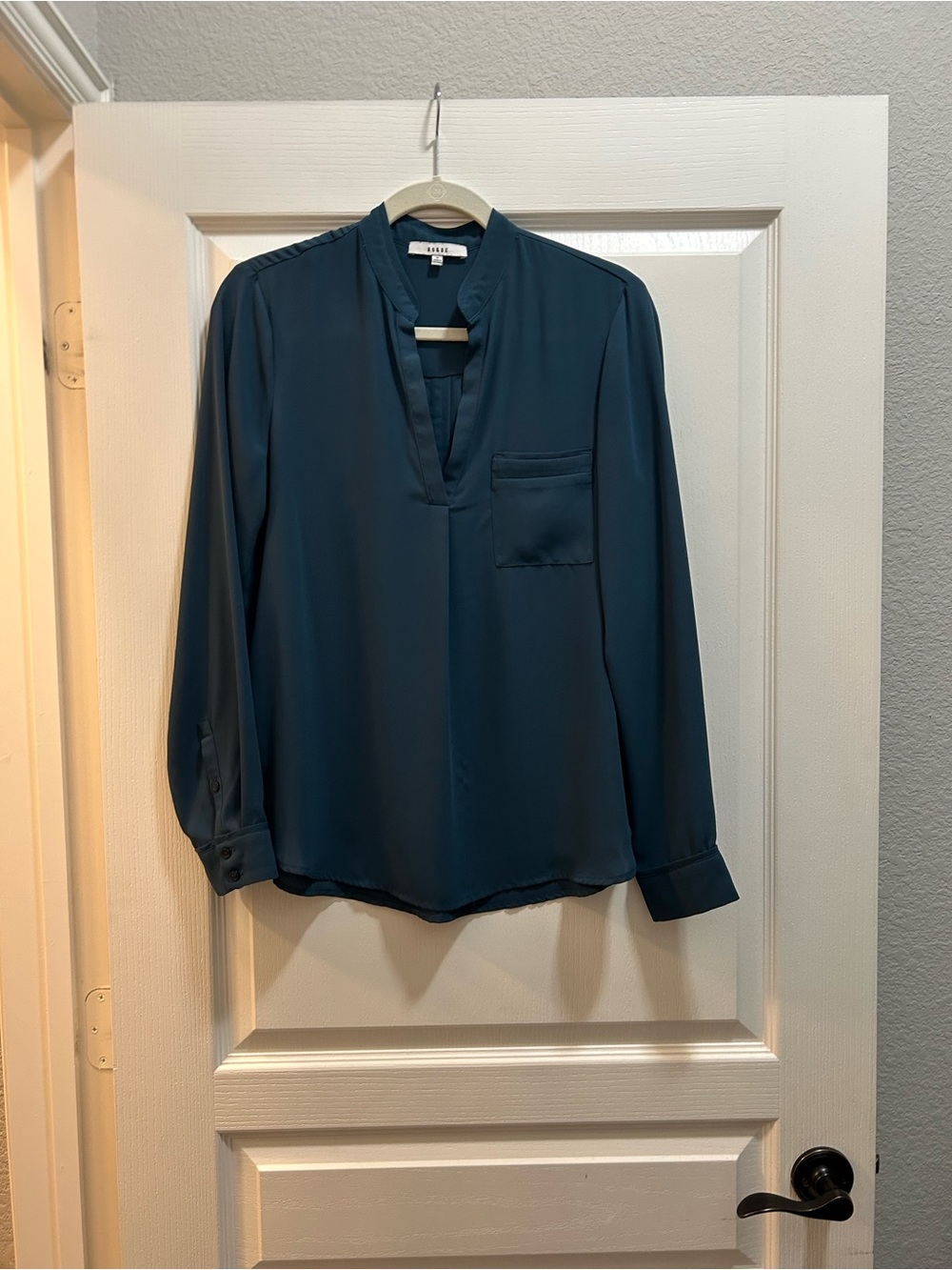 Gorgeous v-neck long sleeve top